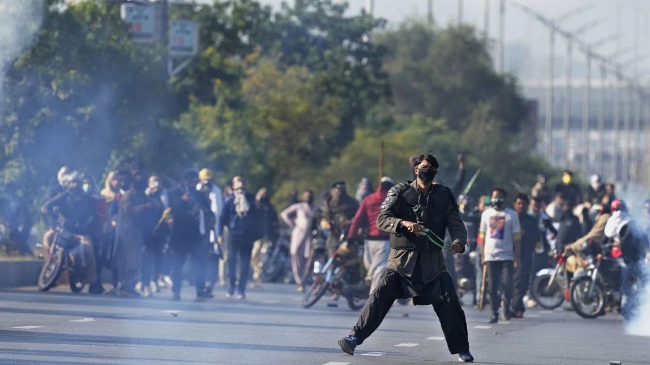 Imran Khan's supporters reach heart of Islamabad, 6 security men killed in violence