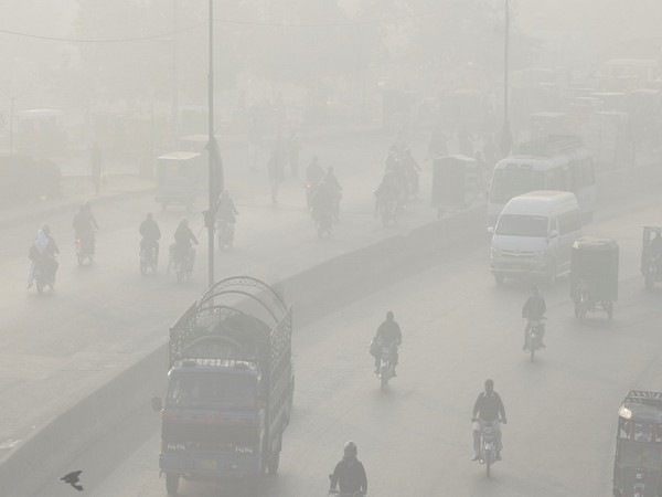 Pakistan: Lahore tops global pollution rankings, Karachi air "very unhealthy"