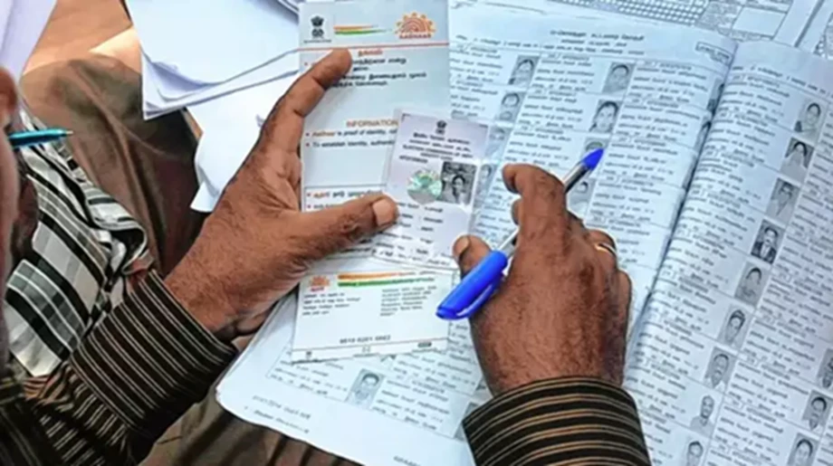Aadhaar Card-Voter ID: Aadhaar Card-Voter ID will be linked from home, the process is easy, know the method..