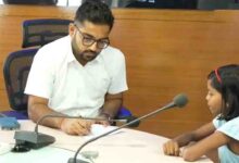 पलामू में बाढ़ के कारण 5वीं कक्षा की कृतिका की किताबें और स्कूल का सामान बर्बाद हो गया। बच्ची की फरियाद पर DC ने 24 घंटे में शैक्षणिक सामग्री देने के निर्देश दिए।