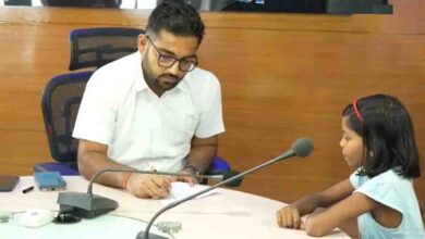 पलामू में बाढ़ के कारण 5वीं कक्षा की कृतिका की किताबें और स्कूल का सामान बर्बाद हो गया। बच्ची की फरियाद पर DC ने 24 घंटे में शैक्षणिक सामग्री देने के निर्देश दिए।