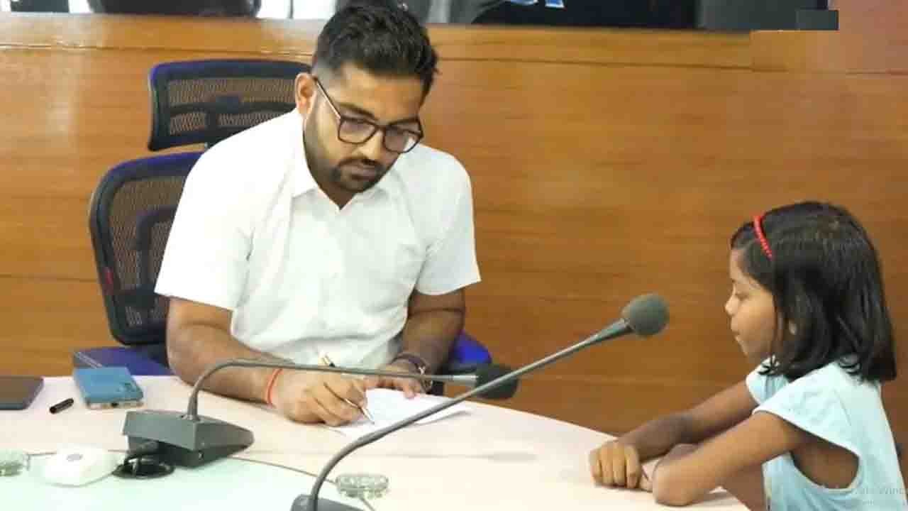 पलामू में बाढ़ के कारण 5वीं कक्षा की कृतिका की किताबें और स्कूल का सामान बर्बाद हो गया। बच्ची की फरियाद पर DC ने 24 घंटे में शैक्षणिक सामग्री देने के निर्देश दिए।