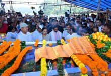 सुदिव्य कुमार सोनू को श्रद्धांजलि देते मुख्यमंत्री हेमंत सोरेन और कल्पना सोरेन