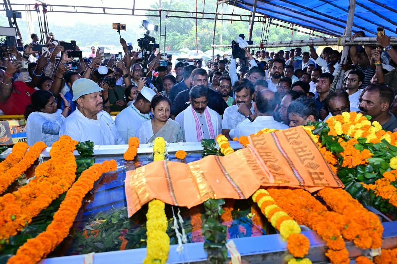 सुदिव्य कुमार सोनू को श्रद्धांजलि देते मुख्यमंत्री हेमंत सोरेन और कल्पना सोरेन