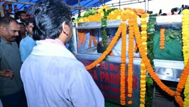 सुदिव्य कुमार सोनू को श्रद्धांजलि देते मुख्यमंत्री हेमंत सोरेन और कल्पना सोरेन