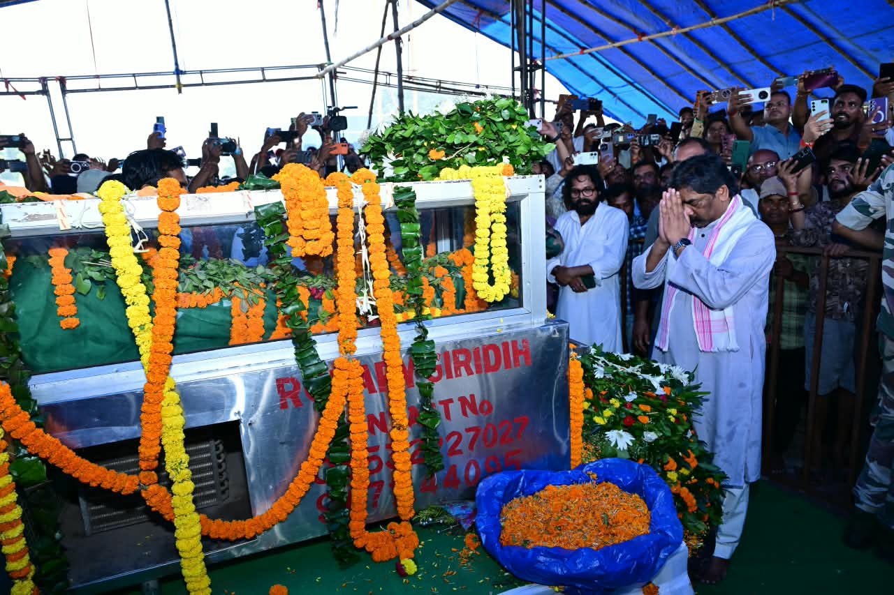 सुदिव्य कुमार सोनू को श्रद्धांजलि देते मुख्यमंत्री हेमंत सोरेन और कल्पना सोरेन
