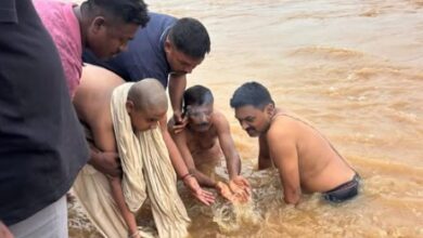 बराकर नदी में सुदिव्य कुमार सोनू की अस्थियां विसर्जित करते पुत्र श्रेयश