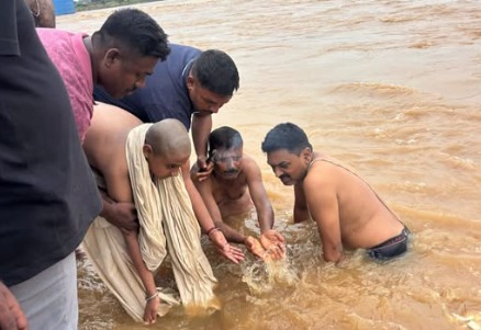 बराकर नदी में सुदिव्य कुमार सोनू की अस्थियां विसर्जित करते पुत्र श्रेयश